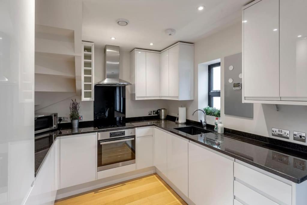 Fantastic 3-Bed House With Parking Villa Bath Exterior photo
