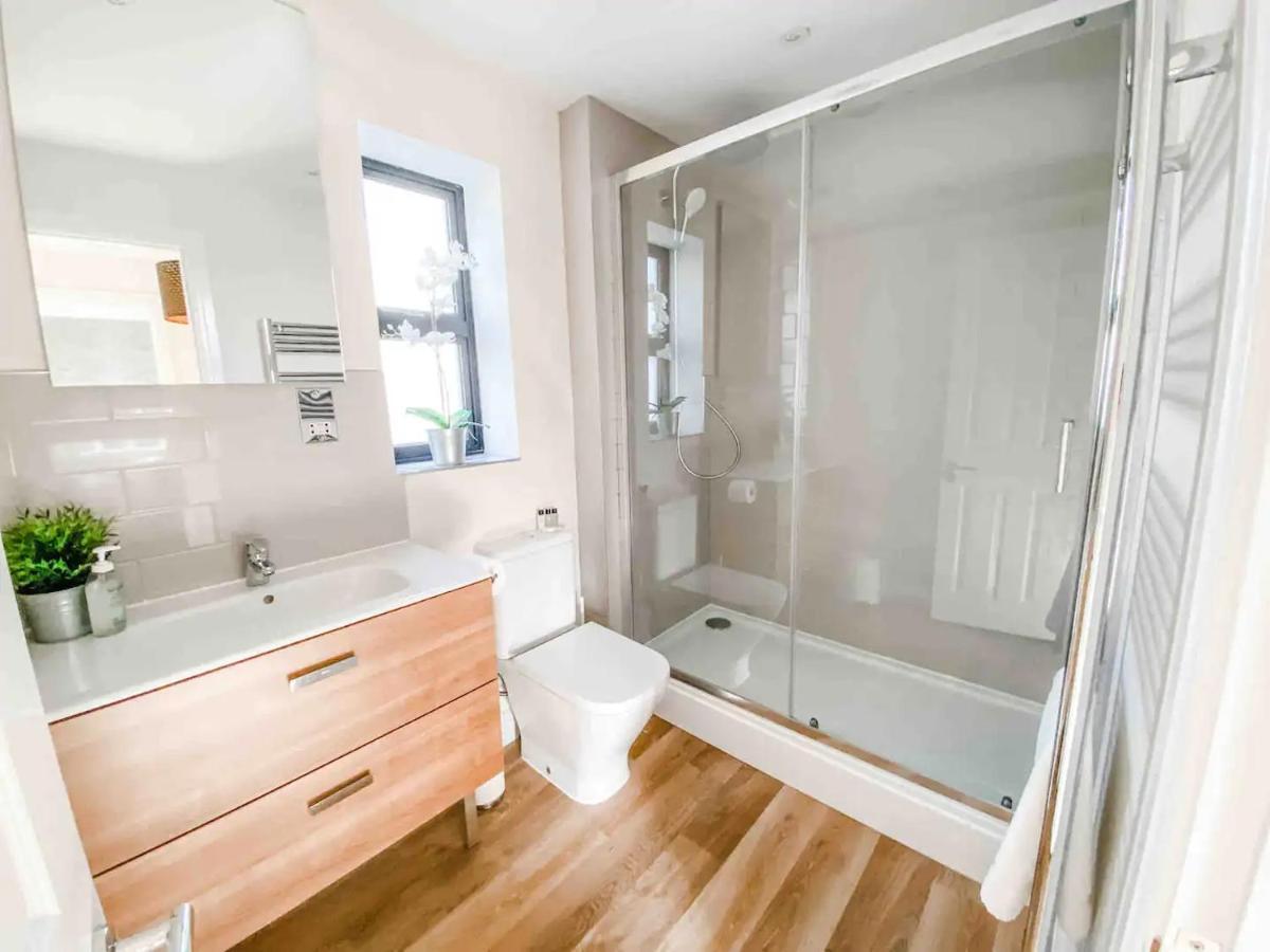 Fantastic 3-Bed House With Parking Villa Bath Exterior photo